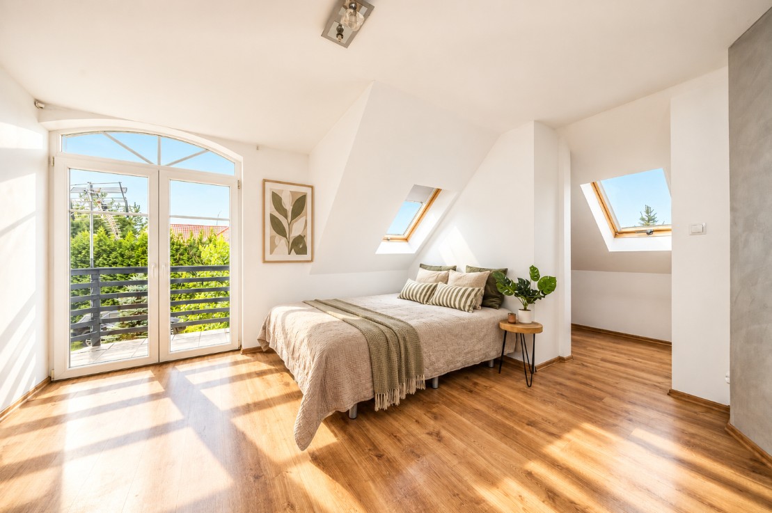 Pokój dziecięcy pod skosami ze świetlikami i wyjściem na balkon